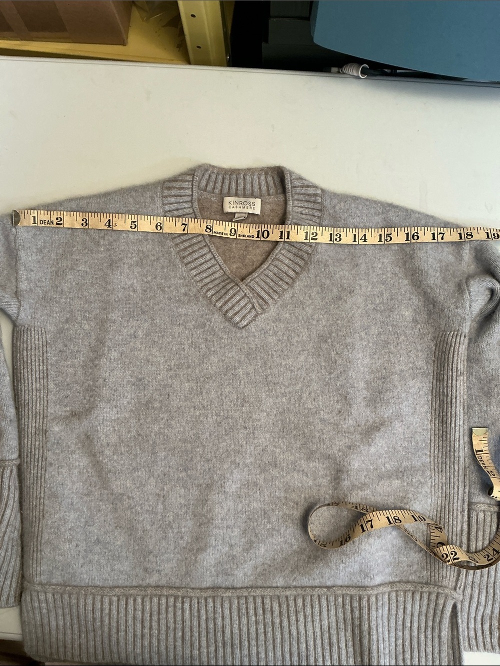 2246 - KINROSS CASHMERE - Luxurious 100% Cashmere V-Neck Sweater in Light Gray - Picture 7 of 9